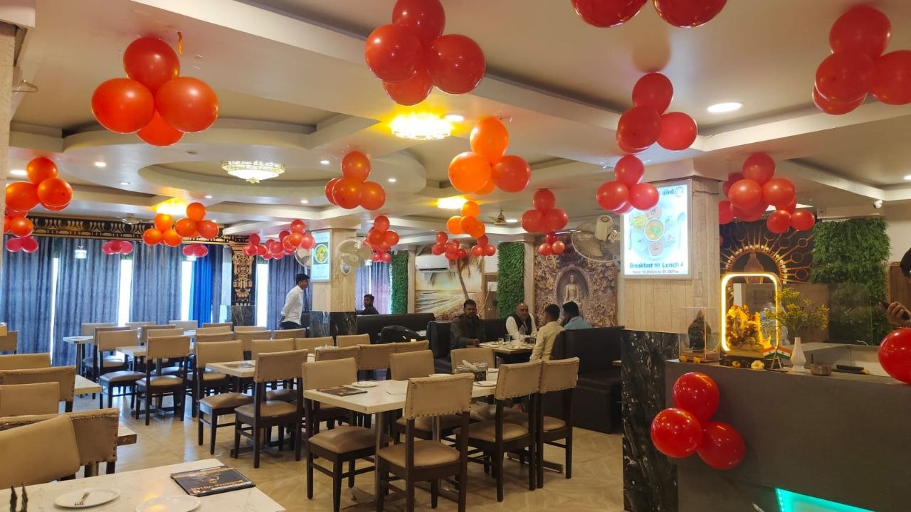 Full dining hall decorated with red and white balloons
